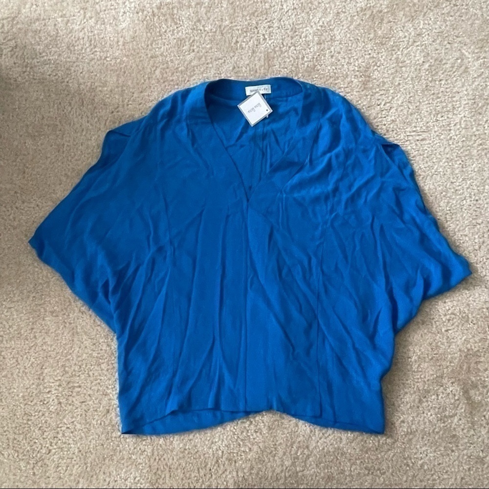 NWT Sugar+L!ps Beautiful V-Neck Top!